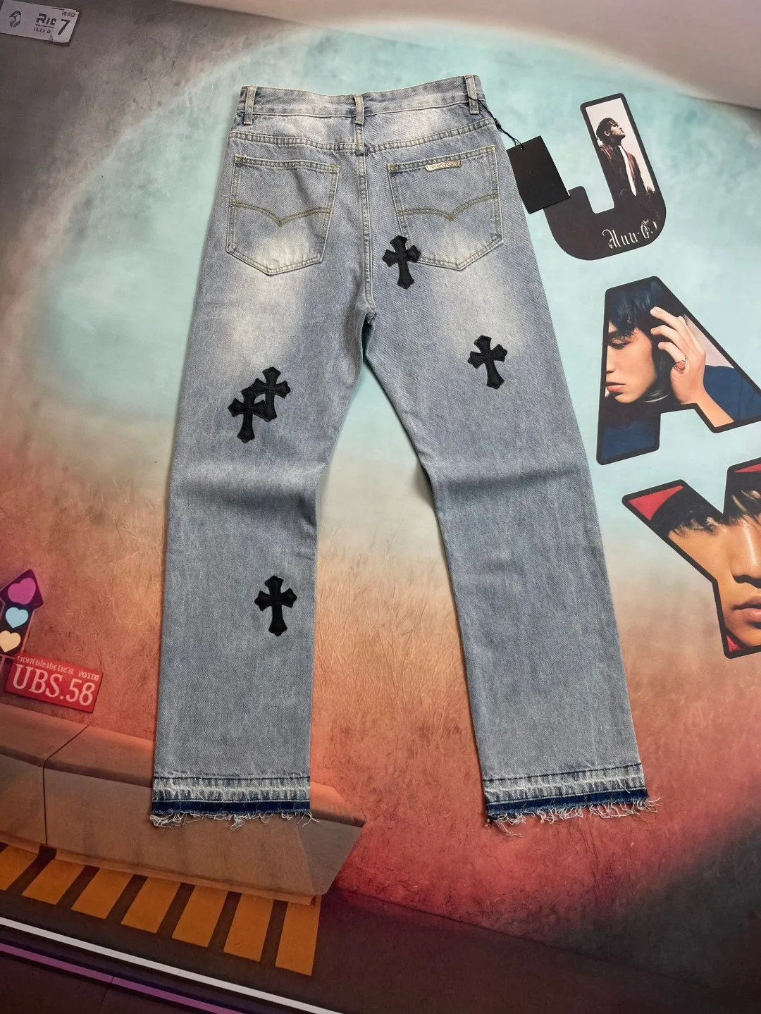 🅿️236 🔘Style No.-KL153 🔘Cro Heart𝐂𝐡𝐫𝐨𝐦𝐞 𝐇𝐞𝐚𝐫𝐭 Classic CH Light Blue Cross Patch Leather Jeans* These Croix Heart Jeans are unique. High-quality denim fabrics are carefully selected and subjected to a special washing process to present retro color and texture, giving it a full texture. The iconic blue cross patch is made of fine cutting technology and carefully sewn on the trousers, making it strong and beautiful. The raw edges of the trousers are carefully distressed by hand, giving them a casual and uninhibited style. When paired with it, it can be paired with a simple solid-color sweatshirt and sneakers to create a casual street style; paired with a black motorcycle jacket and Martin boots to show a cool and punk style; combined with a slim shirt and leather shoes, it can create a yuppie gentleman look and can be easily adapted to various occasions.  Size: S M L XL (28.30.32.34) Color: Light Blue